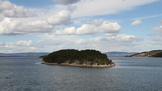 Lågøya sett fra sør, med øyene i nordre Frogn bak